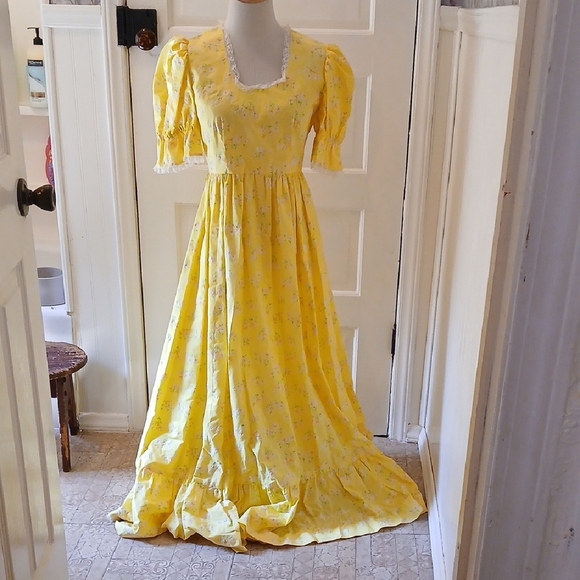 Vintage Dresses & Skirts - Vintage Yellow Floral Maxi Dress